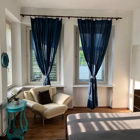 Arnie Apartman *